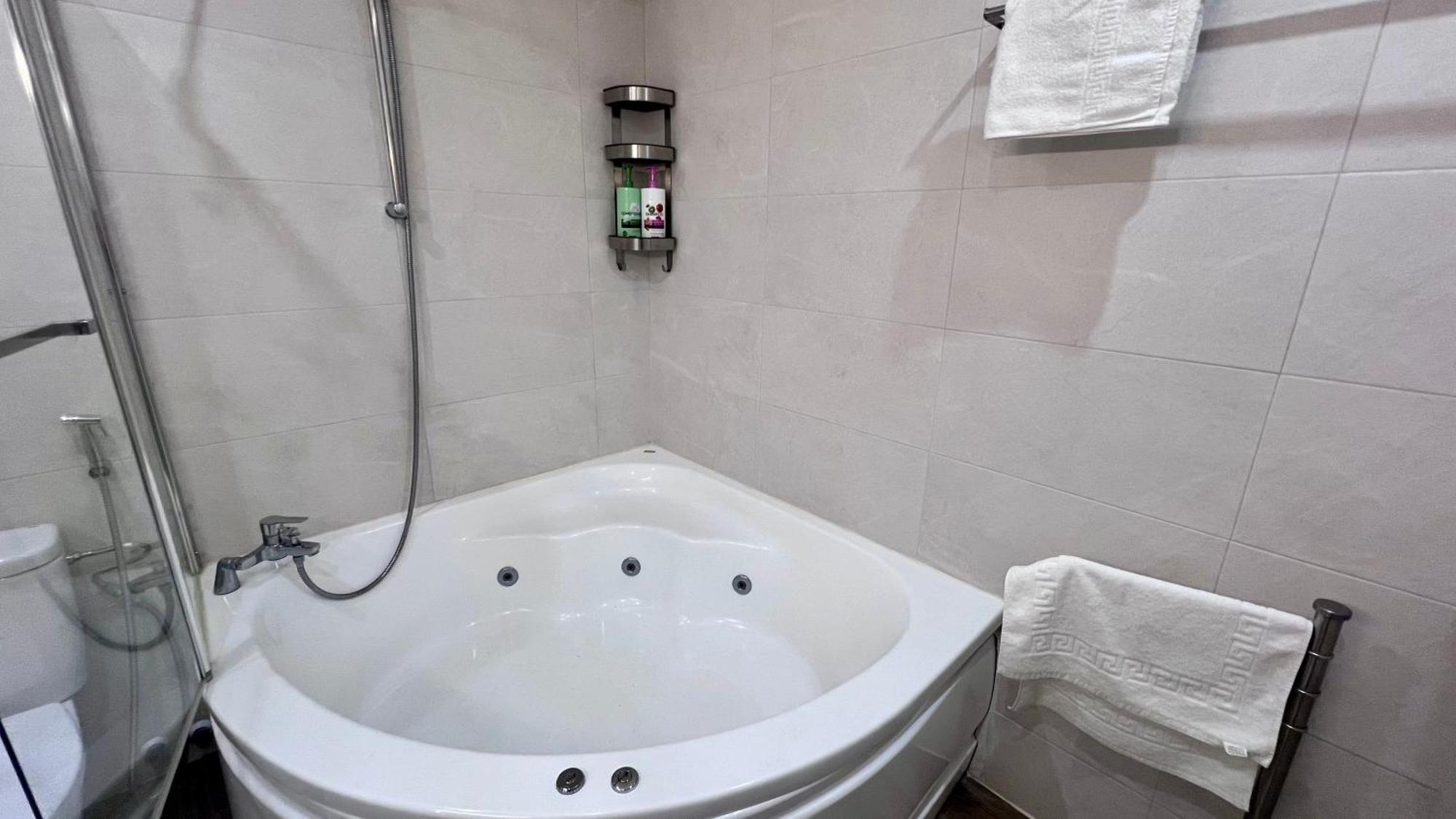 Cool, Modern And Snug 3br Peachy Appartement